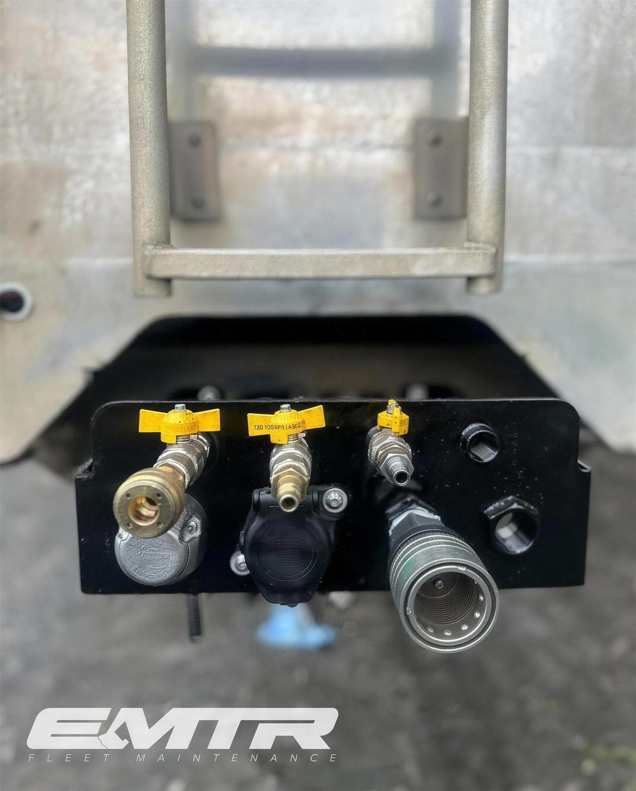 Hydraulic and hose repair detail